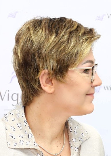 Short synthetic wig with fringe