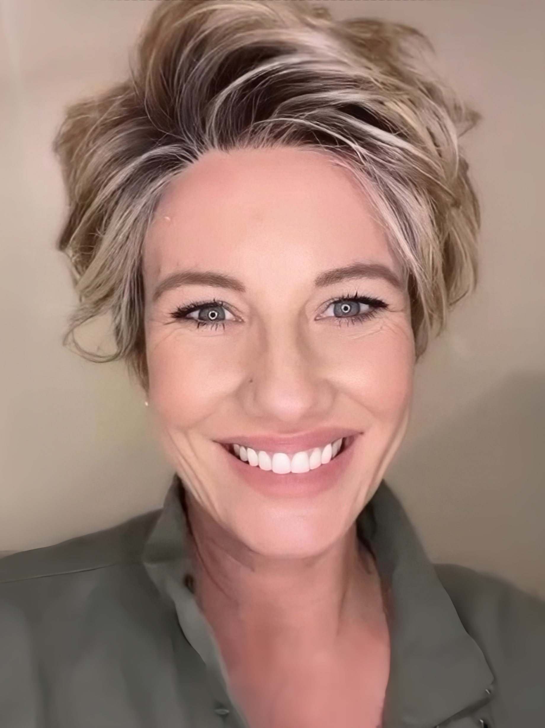 Raquel Welch  On The Cover | Synthetic Lace Front Wig (Mono Top)